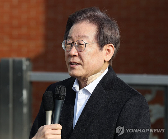 더불어민주당 이재명 대표가 지난 10일 서울 종로구 서울대병원에서 퇴원하며 발언하고 있다. 연합뉴스